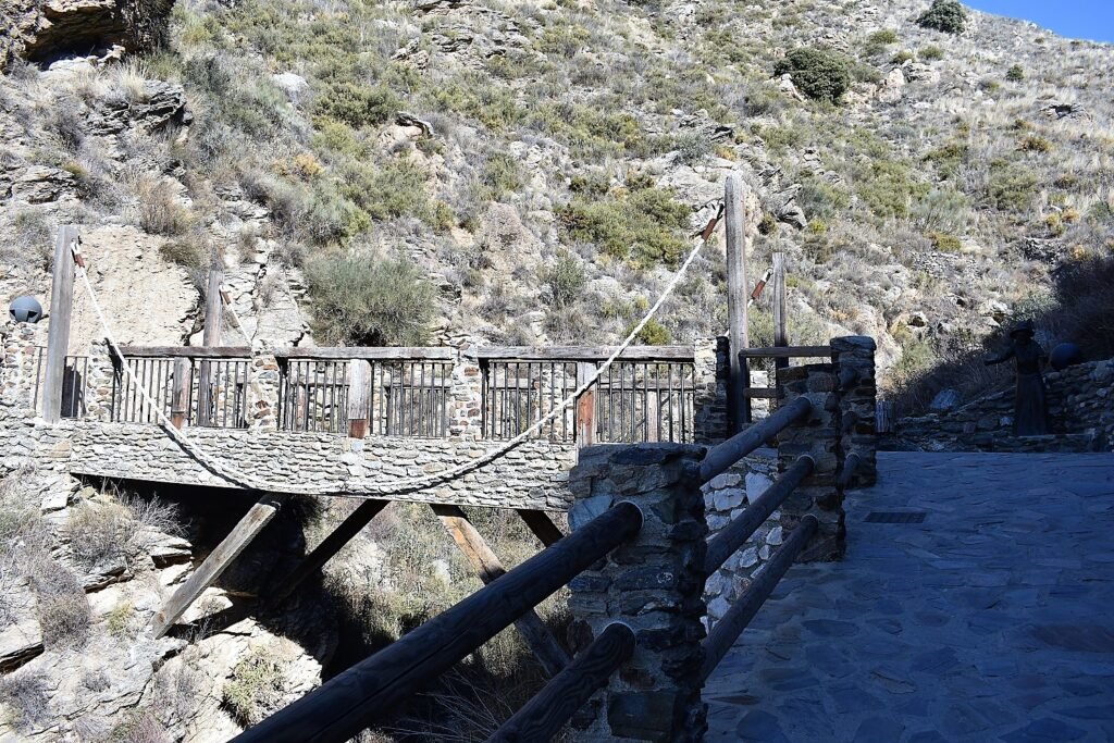 Cueva del Ojo de la Bruja y el Puente Encantado